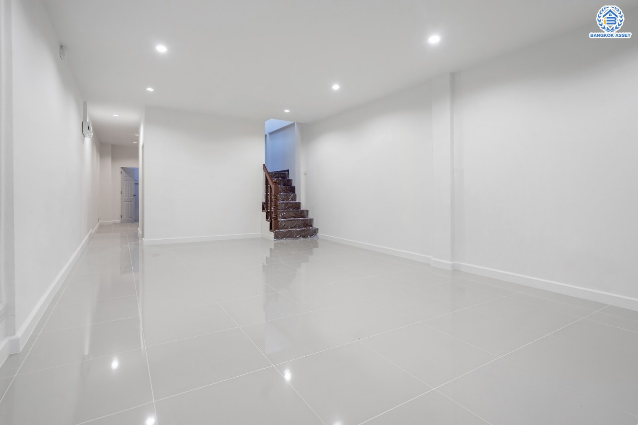 บ้านมือสองตกแต่งใหม่ ม.นาคนิวาส37 ลาดพร้าว เนื้อที่ 28 ตร.ว. ฟังก์ชัน 4 ห้องนอน 3 ห้องน้ำ 1 ที่จอดรถ พร้อม บนทำเลใจกลางเมือง! เชื่อมต่อทั้งถนนประเสริฐมนูญกิจ, เกษตร-นวมินทร์, ลาดพร้าว, รัชโยธินฯ ใกล้ทางด่วนฉลองรัช และรถไฟฟ้าสายสีน้ำเงิน "สถานีลาดพร้าว"...